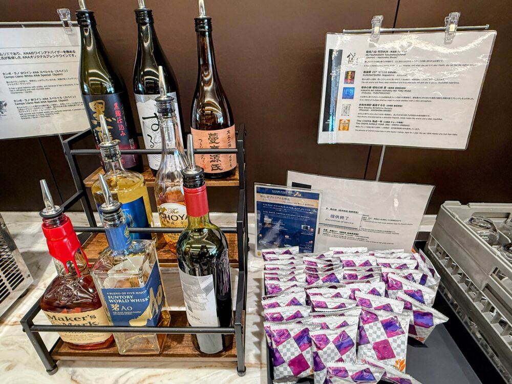 サントリーウイスキー「碧（Ao）」、日本酒「陸奥八仙」、芋焼酎、梅酒などが並ぶアルコールカウンター。