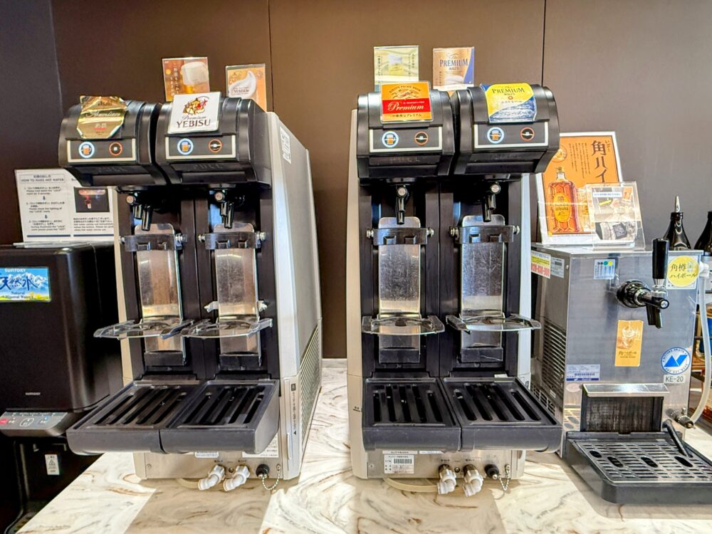 国内4大メーカーのプレミアムビール（アサヒ熟撰、エビス、キリン一番搾りプレミアム、サントリープレミアムモルツ）と角ハイボールが並ぶ豪華なドリンクサーバー。