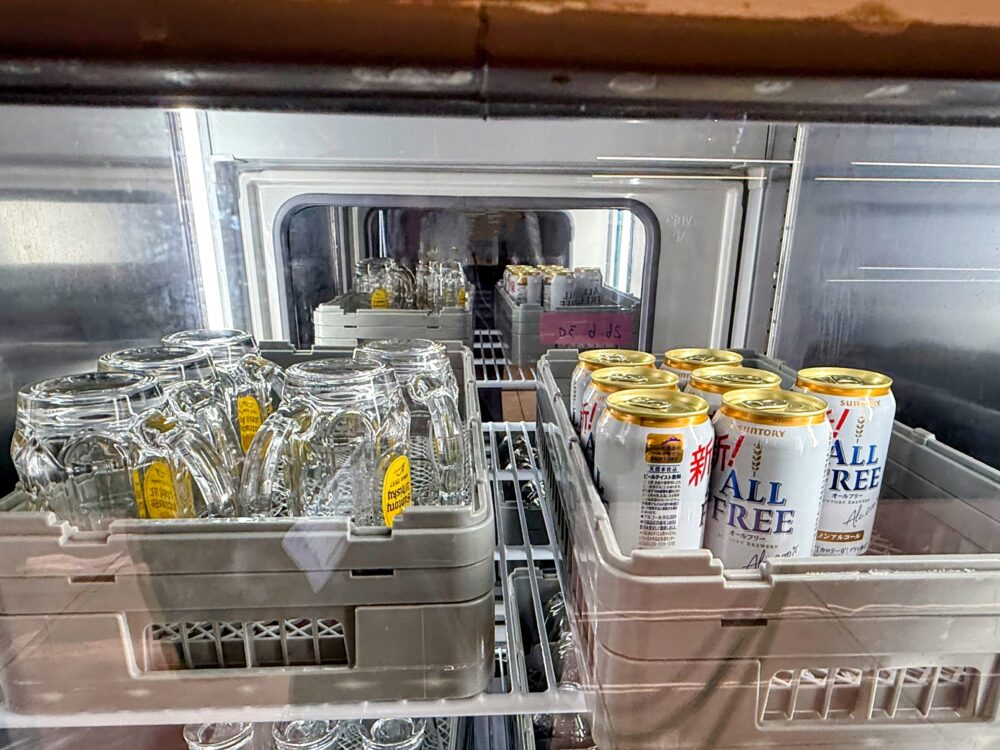冷蔵庫に用意された冷却済みのビールジョッキと、缶のノンアルコールビール（オールフリー）