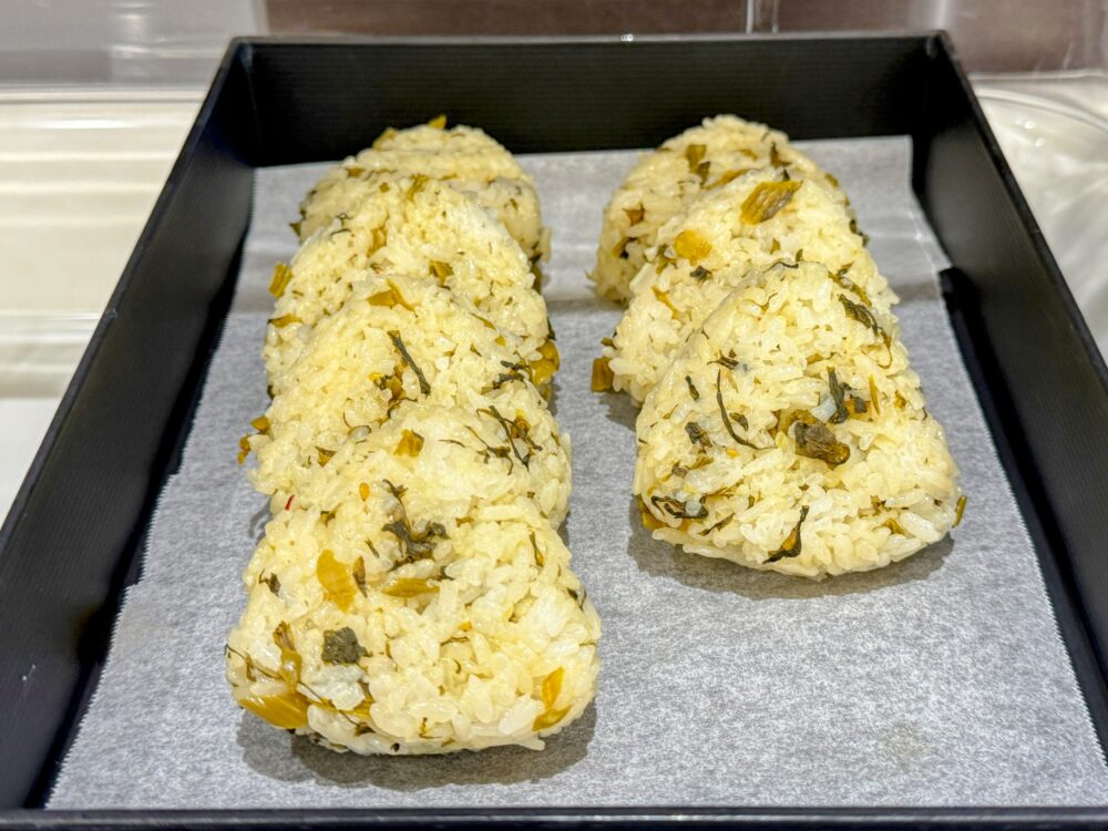 九州の名産品「阿蘇高菜」を混ぜ込んだ、風味豊かなおにぎり。