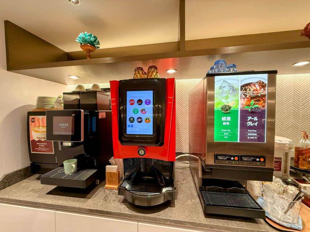 タッチパネル式のソフトドリンクサーバー。綾鷹、アールグレイ、コーラなどが選べる。