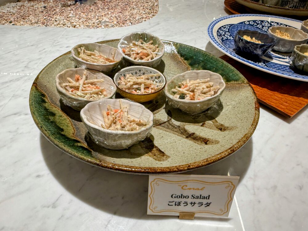 和風の陶器皿に並べられたごぼうサラダの小鉢。シャキシャキとした食感が楽しめる人気のサイドメニュー。
