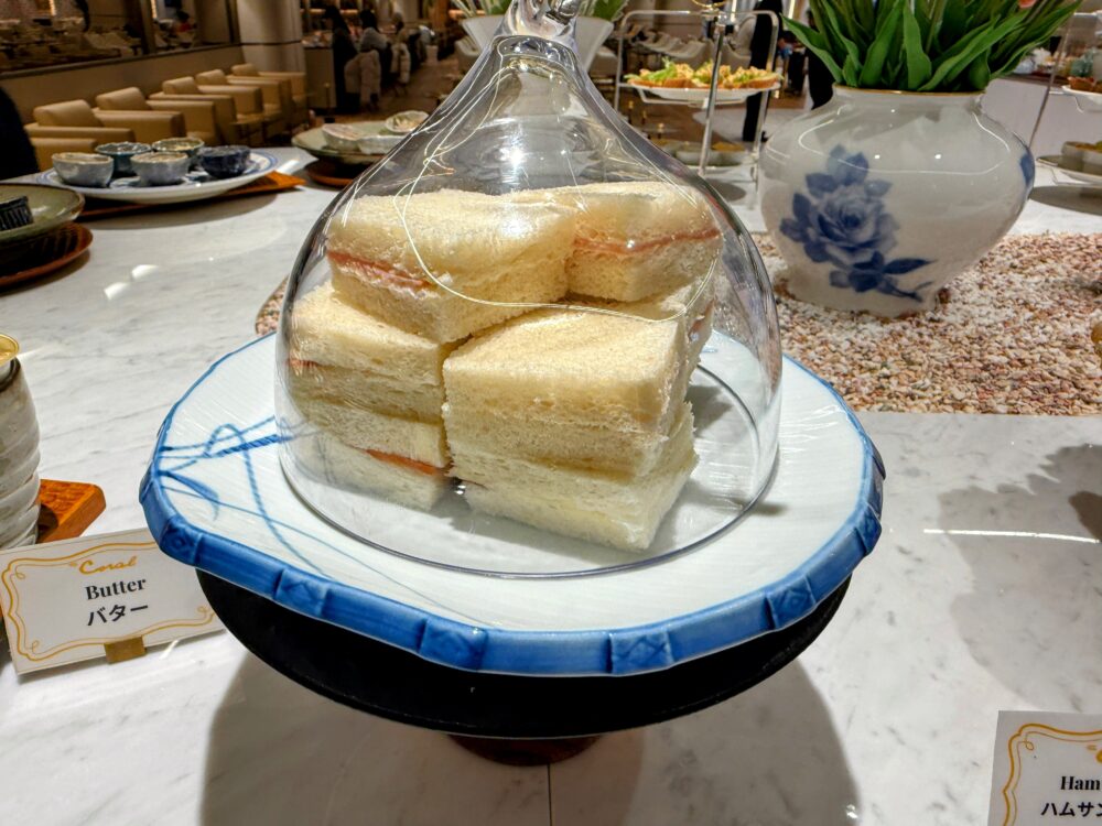 サンドイッチが積み上がったお皿。