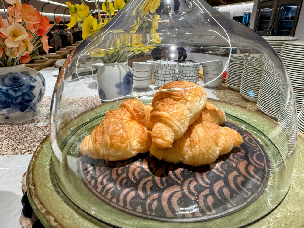 クロワッサンがのったおしゃれなお皿。
