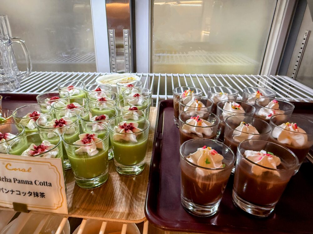 抹茶とチョコレートの2種類のパンナコッタ。それぞれクリームとトッピングが飾られ、高級感のあるグラスに入っている。