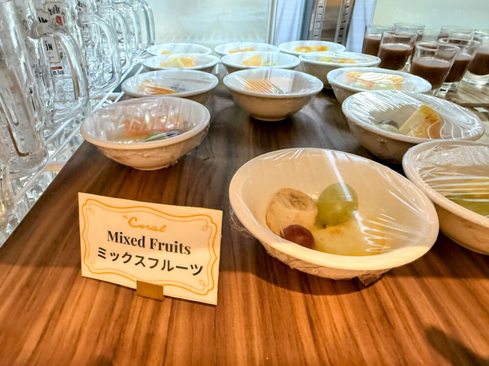 冷蔵庫の中にあるミックスフルーツ。バナナ、ぶどうなどが盛り付けられている。