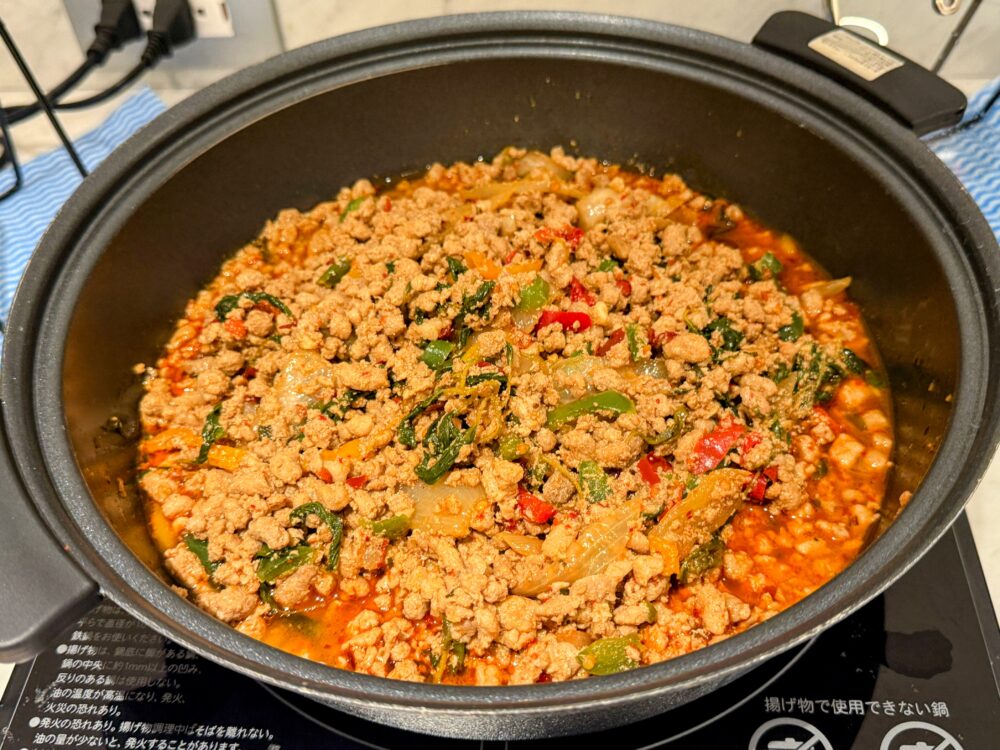 コーラルラウンジのビュッフェで提供されている、鶏ひき肉をバジルとスパイスで炒めた本格的な「ガパオ」。唐辛子の赤みとバジルの緑が食欲をそそる。