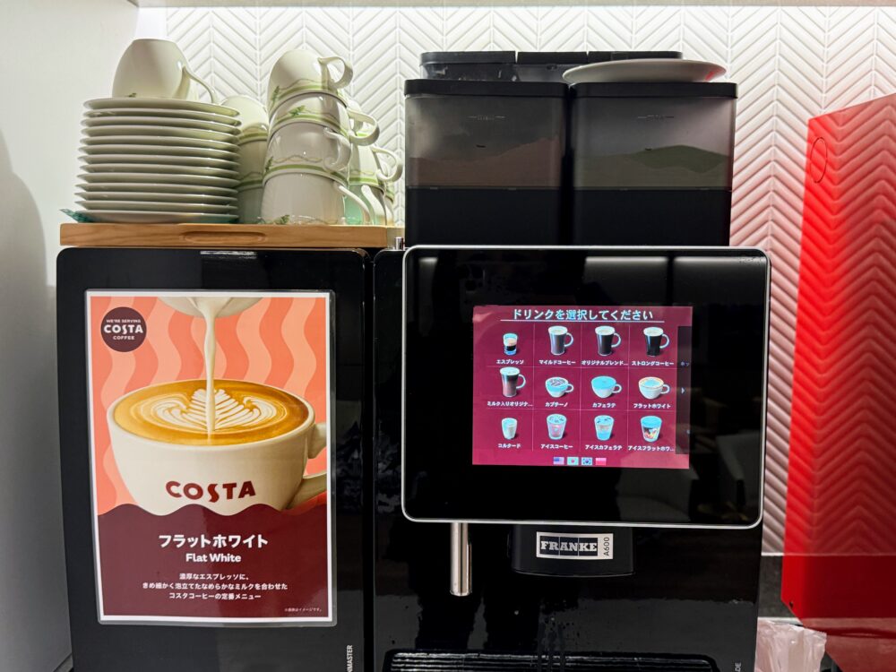 タッチパネル式のCOSTA COFFEEのコーヒーマシン。