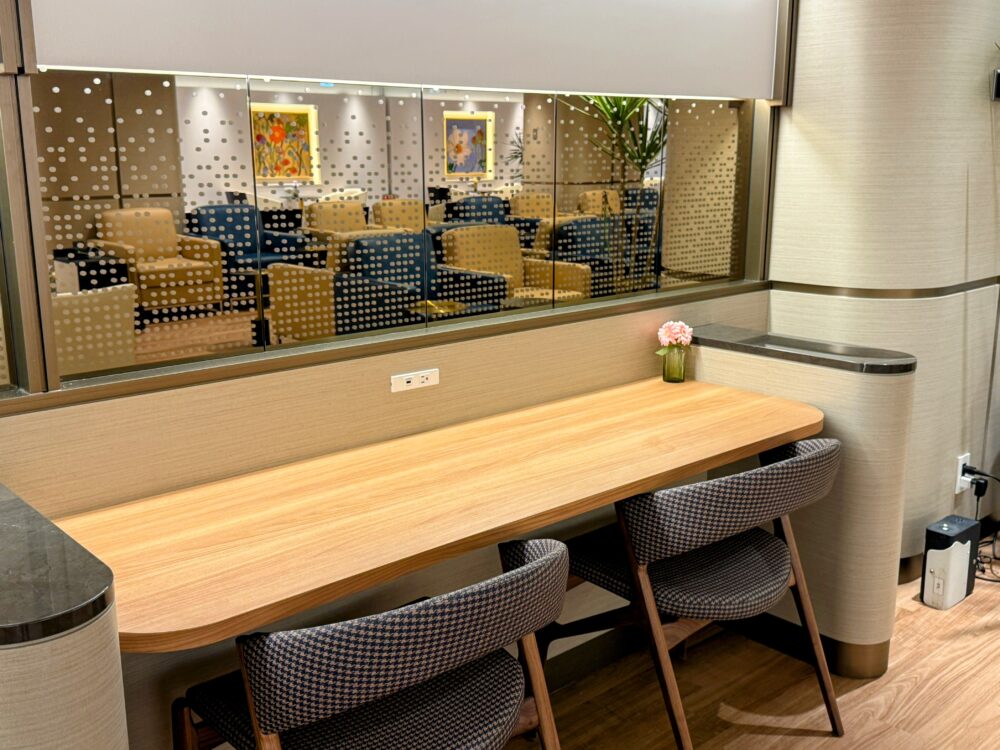 ドット柄のガラスパーティションで仕切られた半個室風のデスク席。集中して作業ができるプライベートな空間。