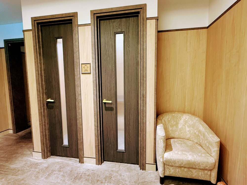 コーラルラウンジ楓（かえで）にある電話ルーム（Phone Room）。ダークブラウンの木製ドアがついた個室ブースが2つ並んでいる。