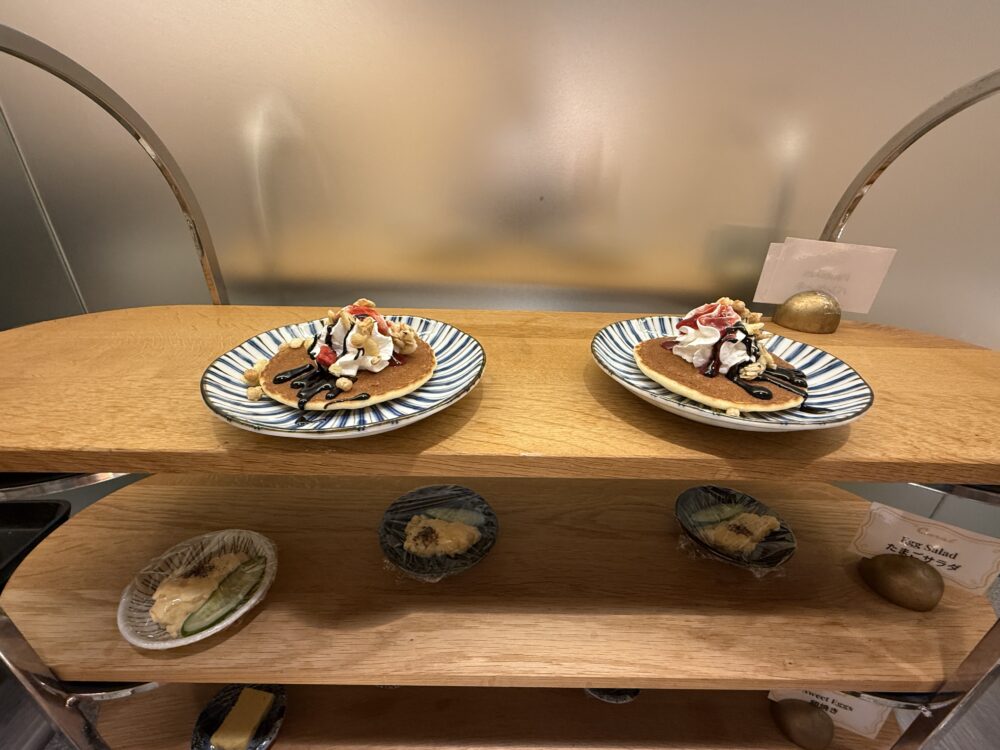 生クリームとチョコシロップがのったパンケーキ。