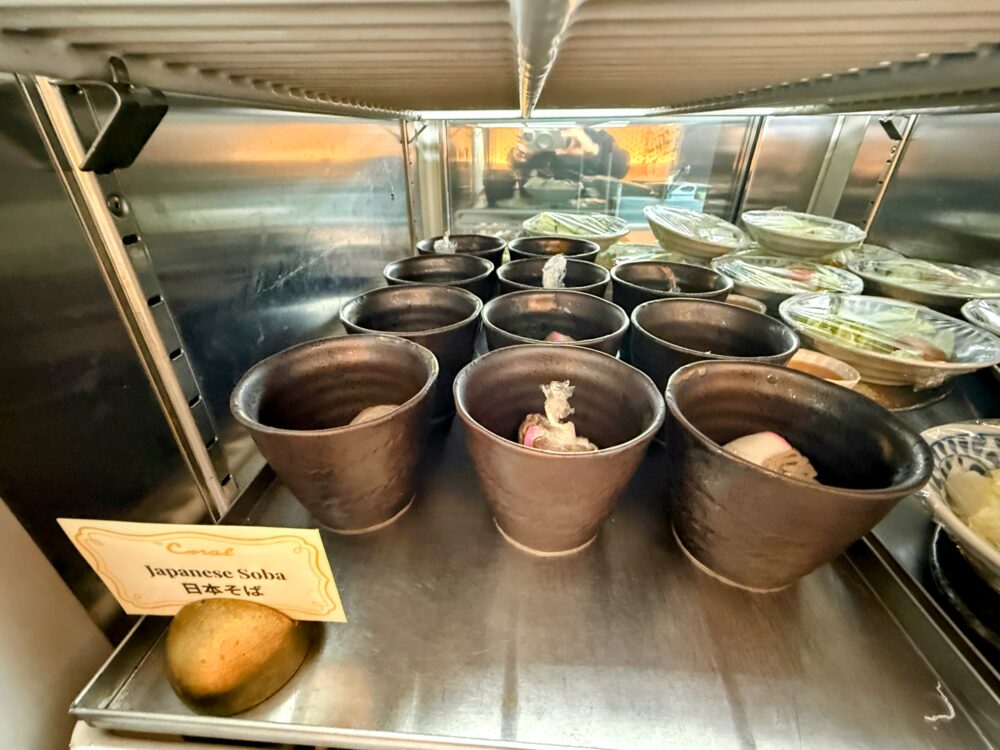 冷蔵庫内の日本そば。おしゃれな小鉢に入っている。