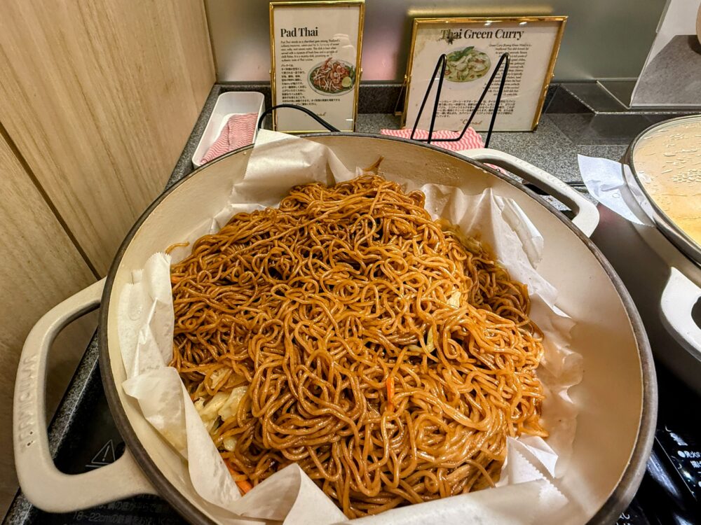 日本の焼きそば入っている大きな鍋。