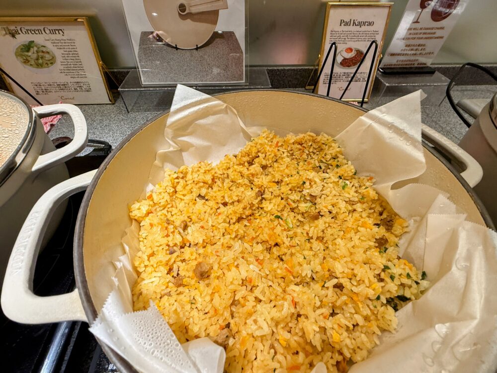 コーラルラウンジ楓（かえで）のビュッフェにあるチャーハン（フライドライス）。黄金色に炒められたご飯が鍋に入っている。