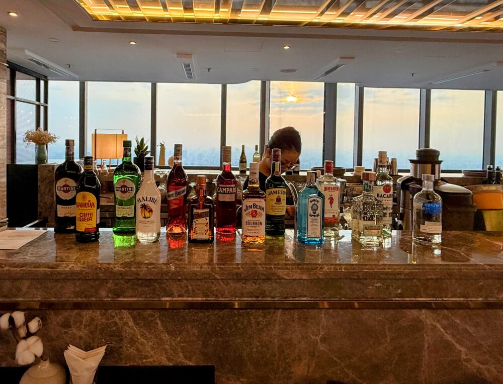 お酒が並ぶバーカウンター。