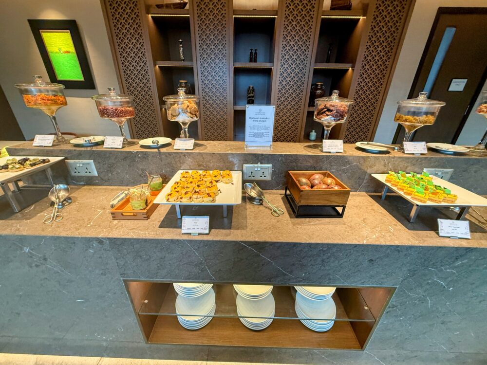 シェラトンクラブのアフタヌーンティータイムのビュッフェ台。スイーツや軽食が綺麗に並べられている。