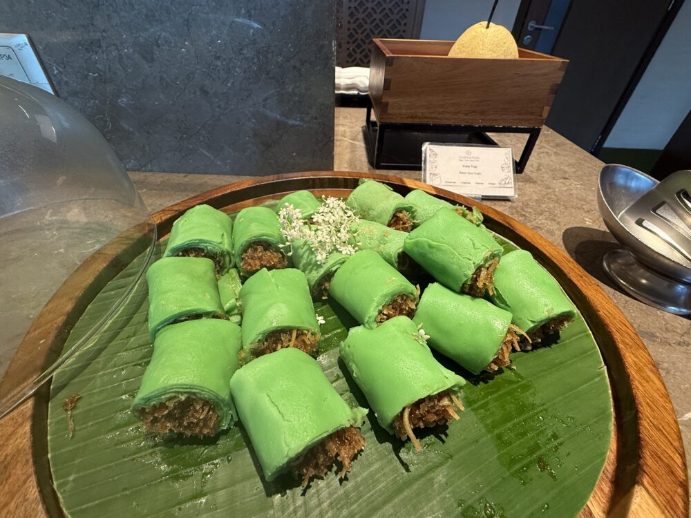 ラウンジで提供されていたベトナムのローカルスイーツ「Bánh Dừa Cuộn(バイン・ズア・クオン)」。パンダンリーフの緑色のクレープで甘いココナッツを包んだお菓子。