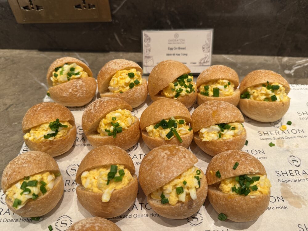 たっぷりのたまごサラダとネギがサンドされたミニロールパン。