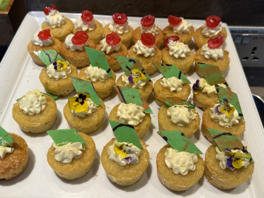 生クリームやエディブルフラワー(食用花)で美しくデコレーションされたカップケーキやムース。