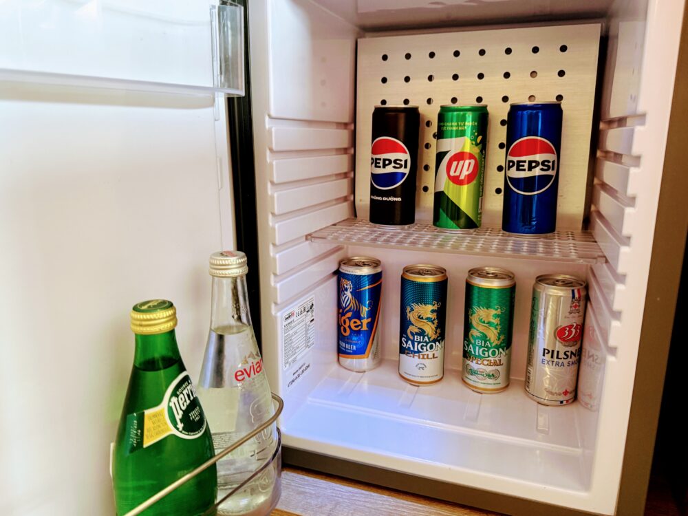 冷蔵庫にぎっしりと用意された有料のビール(タイガー、ビアサイゴン)やソフトドリンク類。