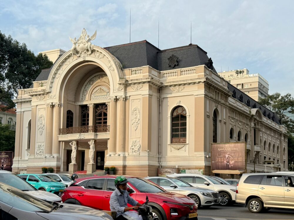 フレンチ・コロニアル様式の建築が美しいサイゴン・オペラハウス(市民劇場)の外観