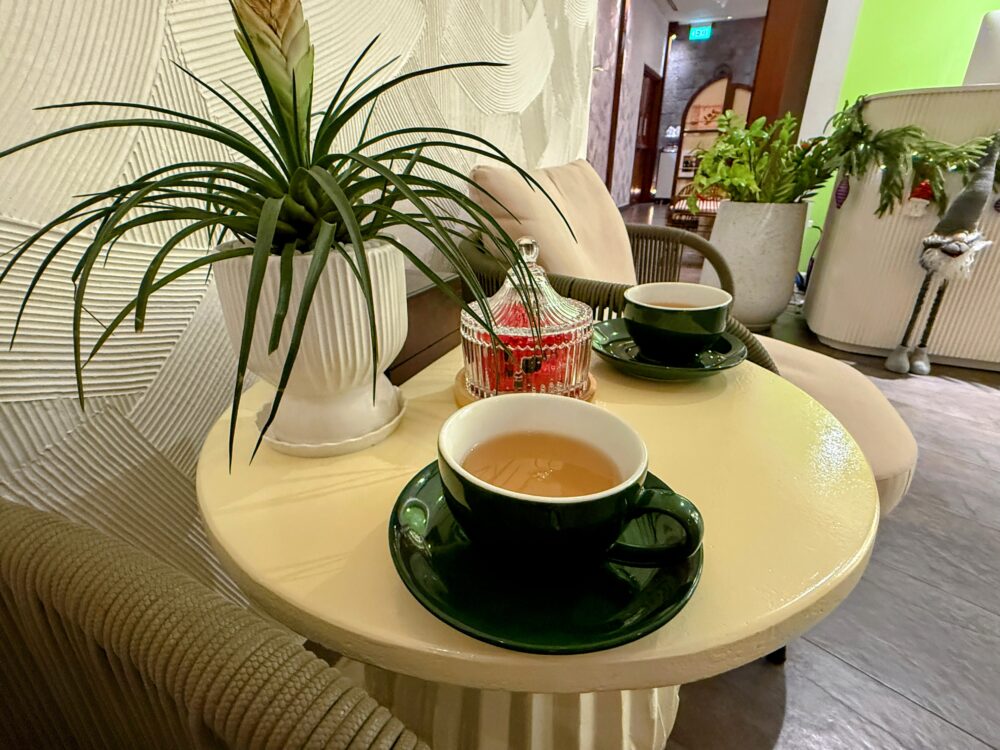 スパの待合スペース。お洒落なインテリアと植物が飾られ、施術後にお茶を飲んでくつろげる空間。