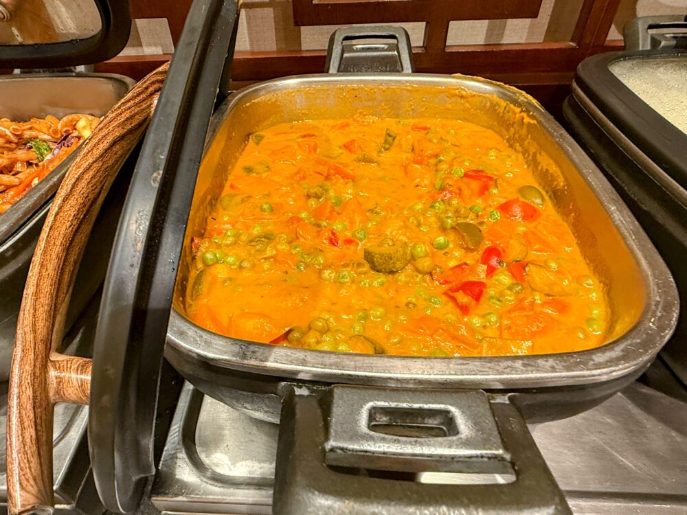 野菜たっぷりのイエローカレー。