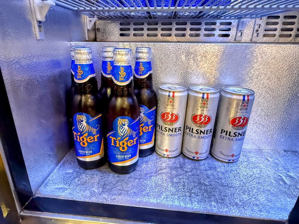 冷蔵庫に冷やされたTigerビール(瓶)と333ビール(ピルスナー缶)。
