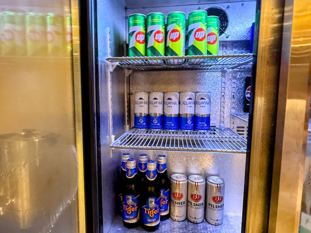 7UPやAquafinaソーダ、Tigerビールなどが並ぶドリンク用冷蔵庫。
