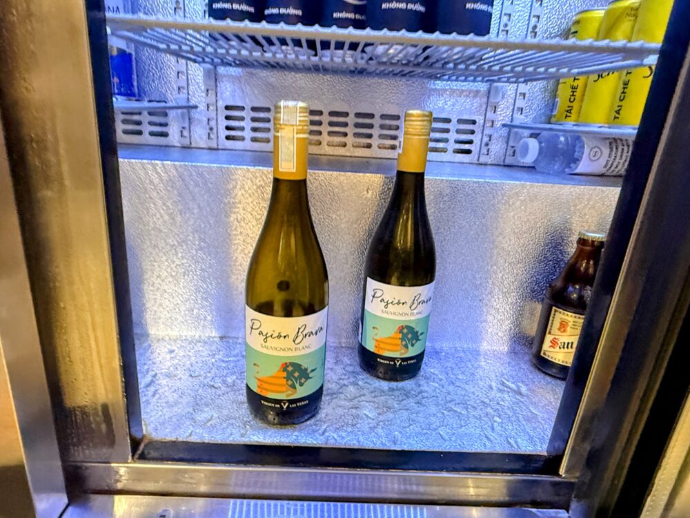 冷蔵庫に用意された白ワイン(Pasion Brava Sauvignon Blanc)のボトル。