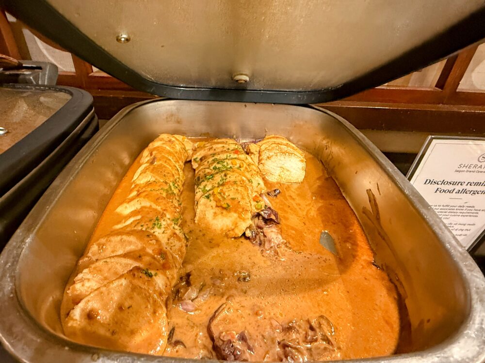 ホットミールコーナーにある、柔らかそうな鶏肉(チキン)のクリームソース煮込み料理。