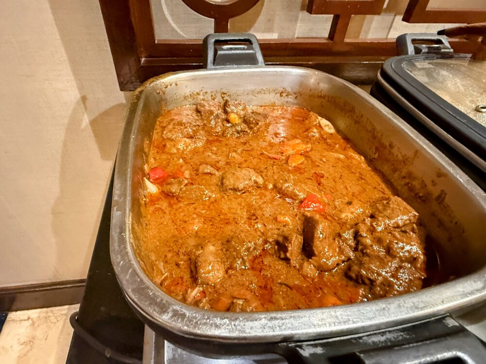 濃厚なソースで煮込まれた柔らかそうな牛肉の煮込み料理。