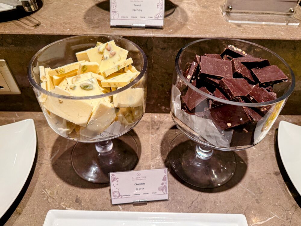 グラスに入ったホワイトチョコレートとダークチョコレートの割りチョコ(ナッツ入り)。