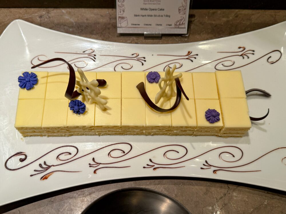 繊細なチョコレート細工が飾られた、上品な甘さのホワイト・オペラケーキ。