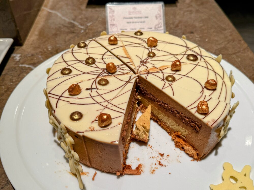 金箔とナッツがトッピングされた濃厚なチョコレート・ヘーゼルナッツケーキ。