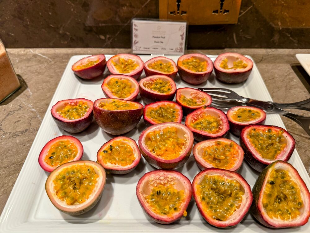 さっぱりとした酸味が楽しめるハーフカットのパッションフルーツ。