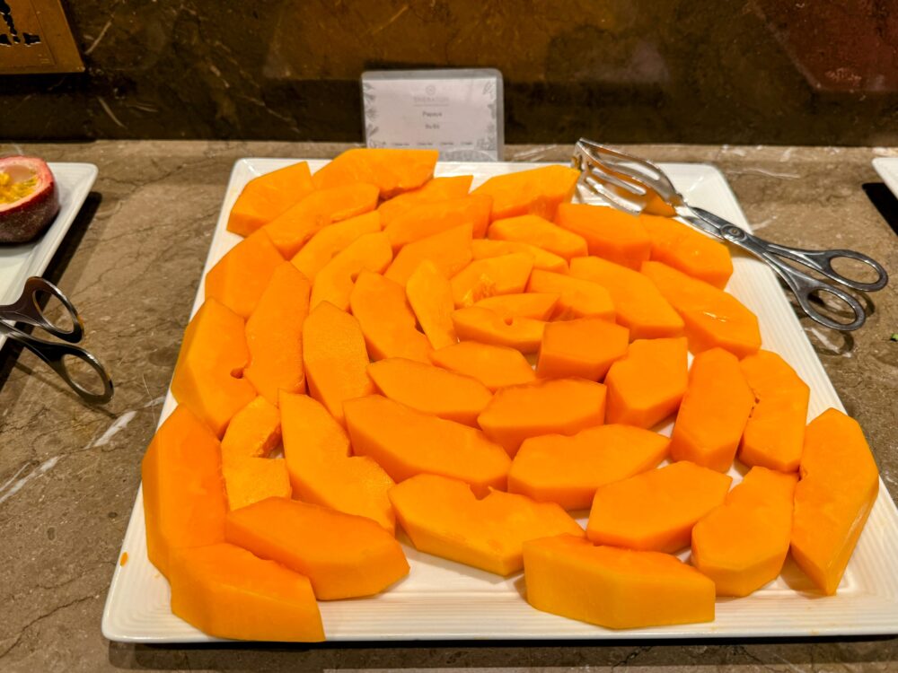 南国らしい濃厚な甘さが特徴の完熟パパイヤのスライス。