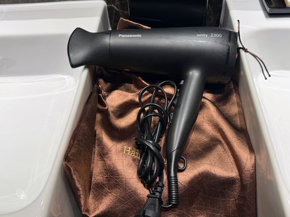 黒いパナソニック製のヘアドライヤー(ionity 2300)と収納袋。
