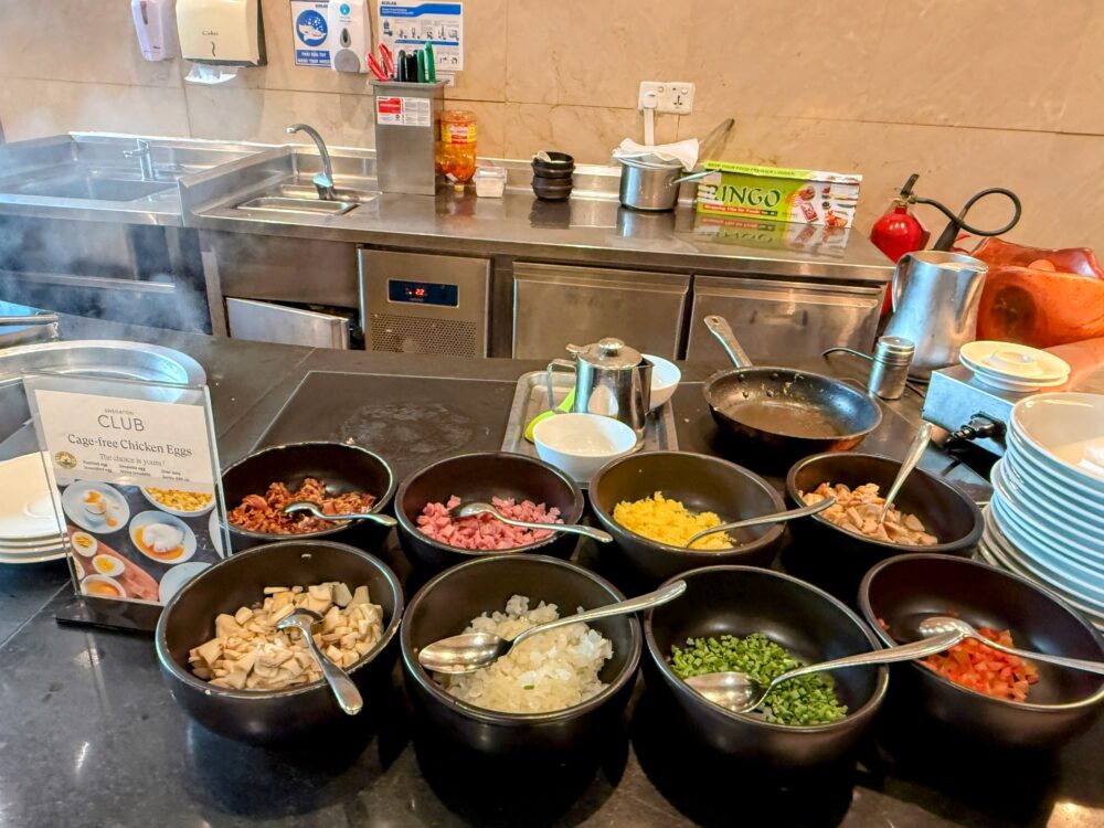サイゴンカフェの朝食ビュッフェにあるエッグステーション。フライパンや卵料理の具材が並んでいる。