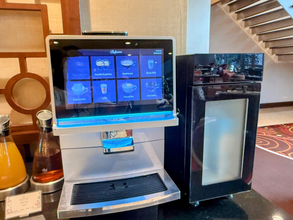 タッチパネル式の全自動コーヒーマシン。カプチーノやラテなどが選べる。