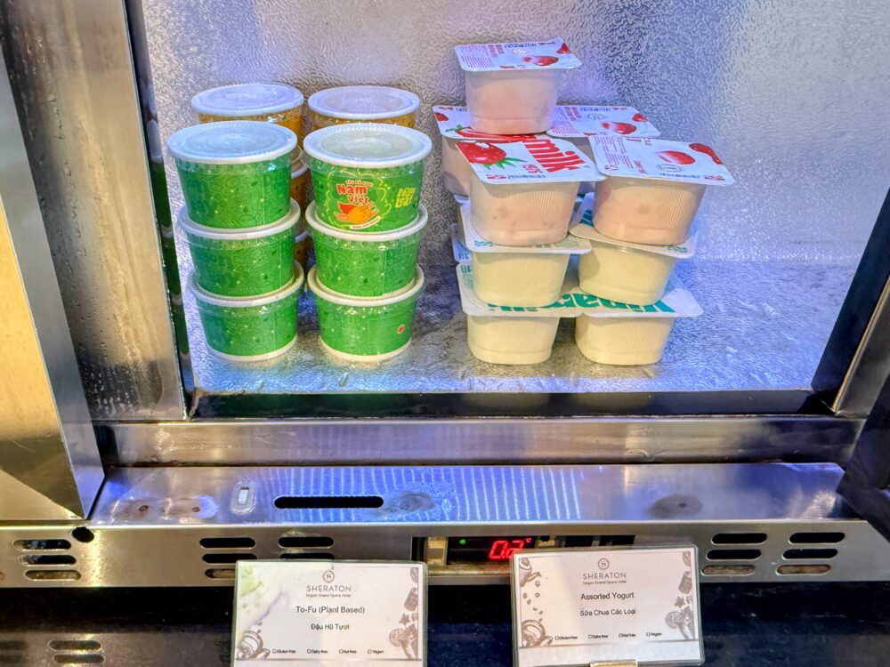 冷蔵ケースに並んだ個別パックのヨーグルトや豆乳デザート。