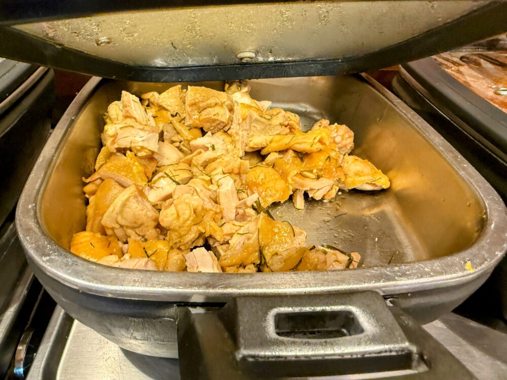 ホットミールコーナーにある、柔らかく調理された鶏肉のロースト。