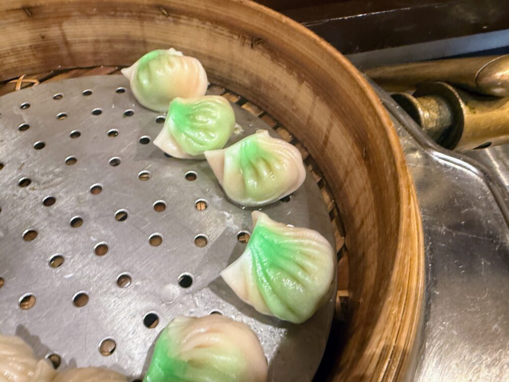 セイロで蒸された、緑と白の皮が美しいプリプリの翡翠餃子(点心)。