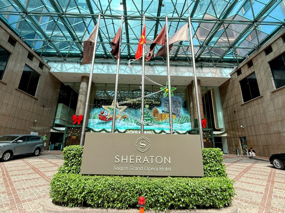 シェラトン・サイゴン・グランドオペラ・ホテルの外観と国旗が掲げられたエントランス