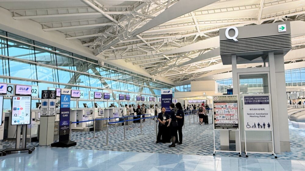 羽田空港第2ターミナル国際線出発ロビーにある、ANAビジネスクラス専用チェックインカウンター「Q」の様子。