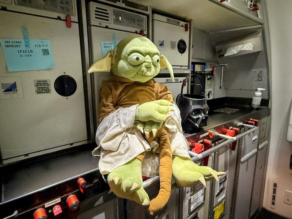 機内のギャレー(厨房)に飾られた、スター・ウォーズのキャラクター「ヨーダ」のぬいぐるみ。