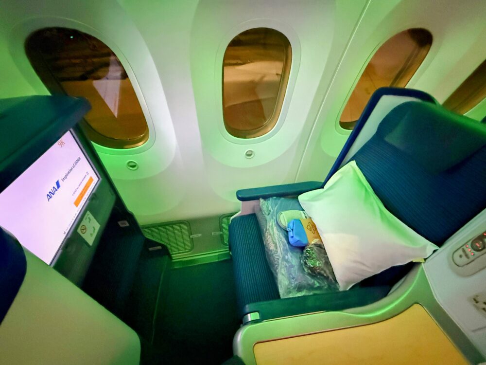 ANAビジネスクラス(B787)のスタッガードシート。大型モニターと、足を伸ばせるオットマン完備の広々とした空間。