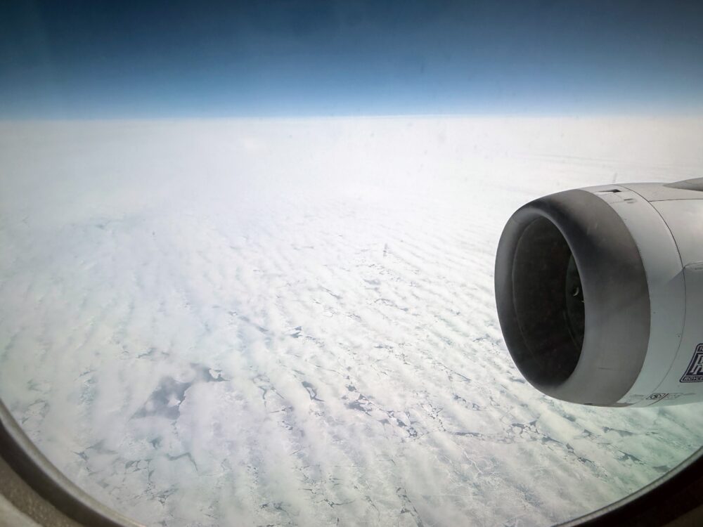 北極圏上空の機窓から望む、眼下一面に広がる神秘的な海氷(流氷)のひび割れ模様。その2。