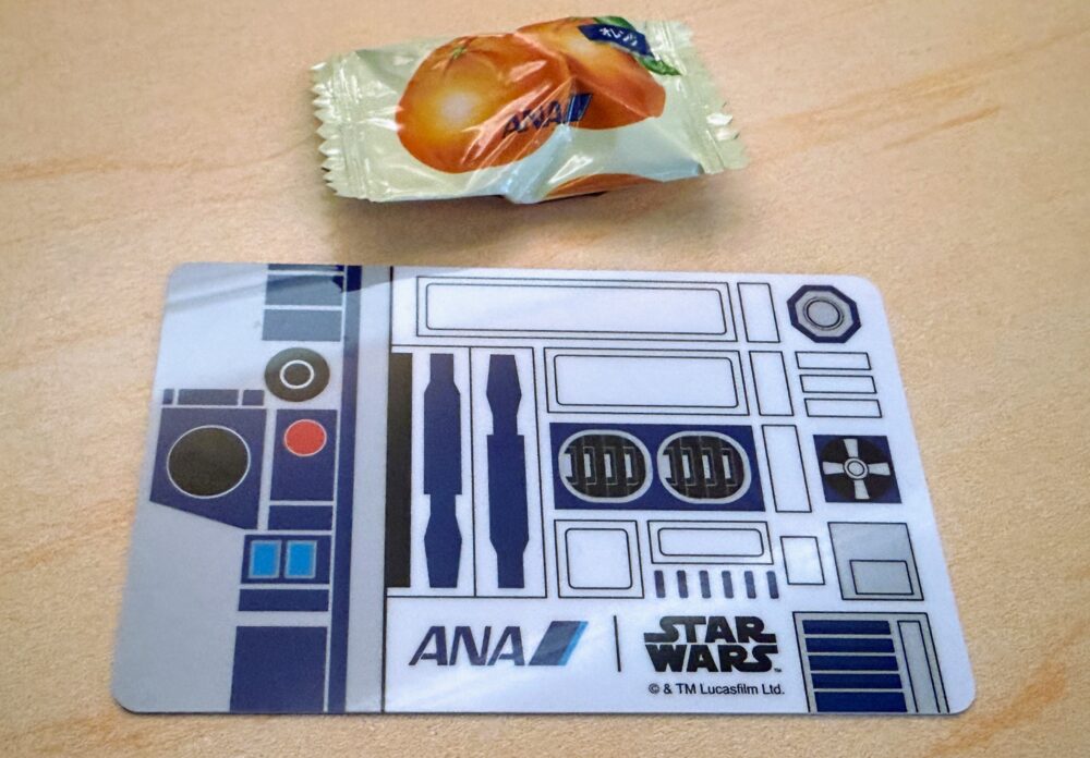 記念にいただいた「R2-D2 ANA JET」の搭乗証明書(Boarding Certificate)と機内サービスの飴。