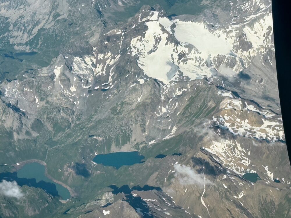 眼下に見える険しい岩山と、山間に神秘的な青い水をたたえる山上湖。